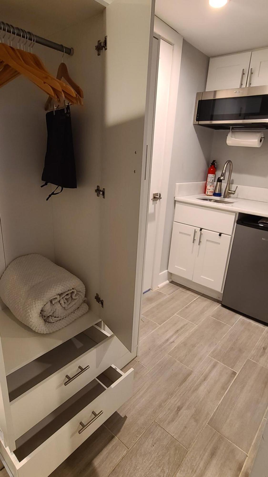 Beautiful Basement Suite & Outdoor Oasis ワシントン エクステリア 写真